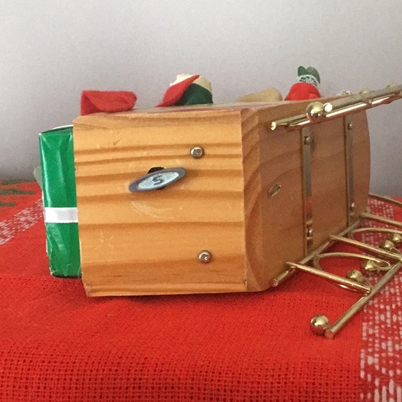 Vintage Christmas Around The World Musical Sleigh With Porcelain Children - Picture 5 of 5